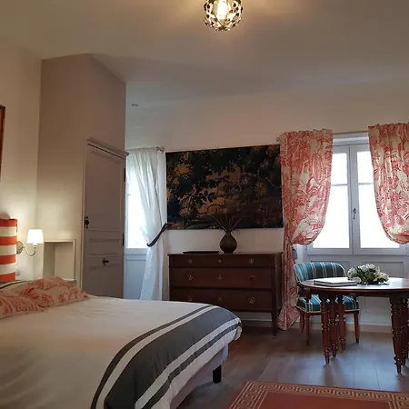 Couette-café Château De Salvert - Appartement&chambre D'hôtes 3*