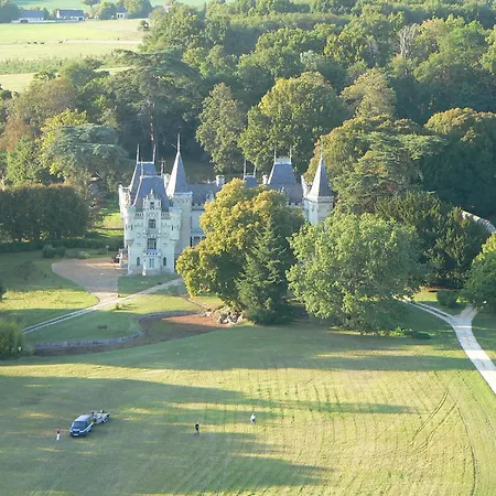 Couette-café Château De Salvert - Appartement&chambre D'hôtes Neuillé